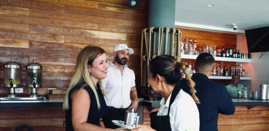 Parlamentario Jennifer Arends-Reyes: “Bishita na Radisson Blu Aruba ta mustra importancia di talento local y un turismo di calidad”