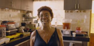 Revitalisacion di Bernhardstraat ta un esfuerso di comunidad: Maria ta cushina cada diasabra pa sostene e boluntarionan cu ta verf Bernhardstraat