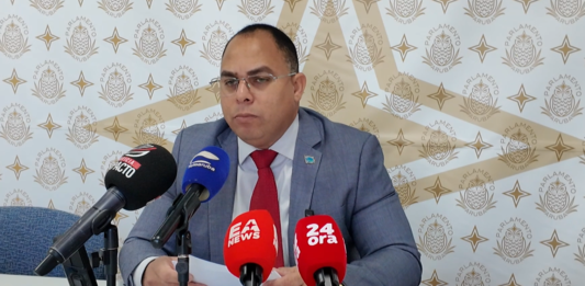 Parlamentario Eduard Pieters: āCinco luna despues, ainda no tin cita na Censo y awor hende ta bende slot ilegalmenteā