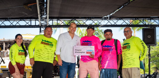 Minister Geoffrey Wever ta honra piscadonan durante celebracion di Dia di Piscado