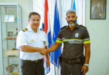 Trahando den ekipo: Reforsando lasonan: Cuerpo Policial Aruba y Cuerpo di Bombero Aruba profundisa colaboracion