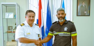Trahando den ekipo: Reforsando lasonan: Cuerpo Policial Aruba y Cuerpo di Bombero Aruba profundisa colaboracionÂ