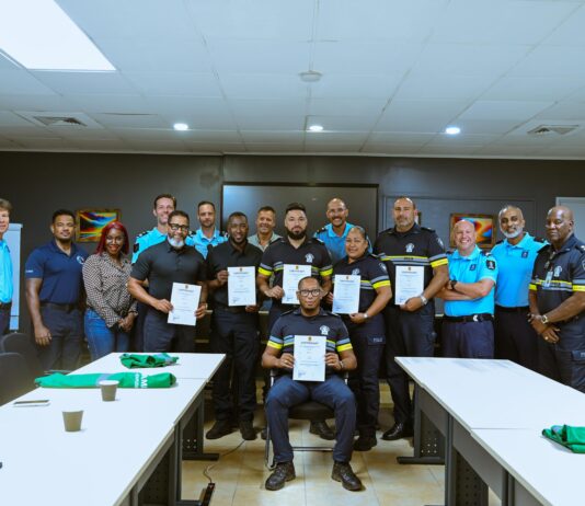 Invertiendo den nos personal: Polisnan di Aruba y Corsou ta termina curso di seguridad di bom cu exitoÂ