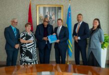 Prome Minister Eman a ricibi delegacion di Nationaal Slavernijmuseum na Bestuurskantoor