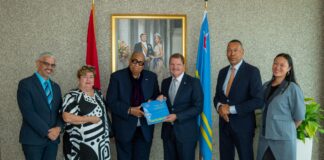 Prome Minister Eman a ricibi delegacion di Nationaal Slavernijmuseum na Bestuurskantoor