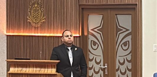 Eduard Pieters: āAwe tur ta felicita Mike de Meza, pero unda nan tabata ora e tabatin mester di nan?āĀ