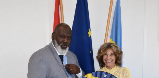 Bishita di cortesia di Minister Plenipotenciario di CuraƧao