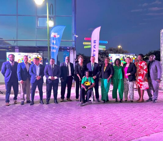 Prome Minister Mike Eman celebra 64 aña di Independencia di Jamaica