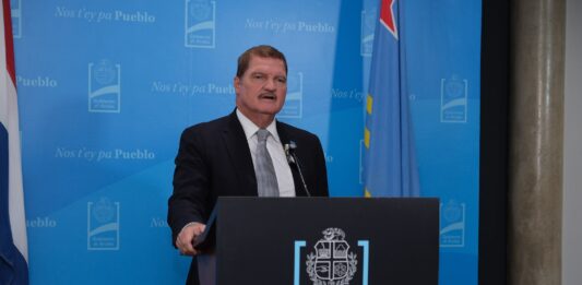 Gobierno pendiente riba decision di Mike de Meza