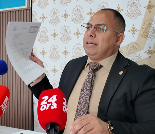 “No criminalisa mi trabou riba un contrato multimiyonario cu supuestamente abo a haci” Eduard Pieters ta contraataca Minister Cicilia