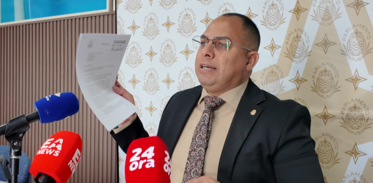 “No criminalisa mi trabou riba un contrato multimiyonario cu supuestamente abo a haci” Eduard Pieters ta contraataca Minister Cicilia