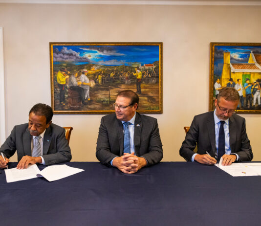 Pais Aruba y Gabinete di Gobernador a firma convenio di erfpacht pa Cas CeremonialÂ