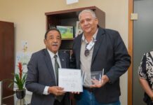 Minister Rene “Baba” Herde ta honra Louis Boekhoudt pa 40 aña di servicio na DLV