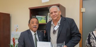 Minister Rene “Baba” Herde ta honra Louis Boekhoudt pa 40 aña di servicio na DLV