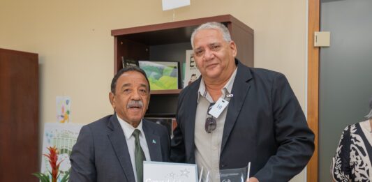 Minister Rene “Baba” Herde ta honra Louis Boekhoudt pa 40 aña di servicio na DLV