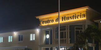 Dama deteni na warda di Santa Cruz hiba hospital cu escolta policial den ambulans