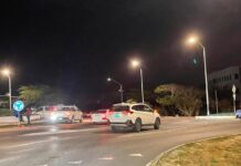 Taxi a dal tras di auto riba rotonde Nelson O. Oduber