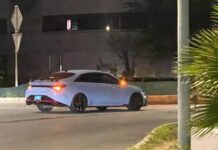 Taxi a dal tras di auto riba rotonde Nelson O. Oduber