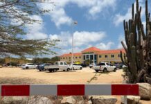 Ambulans a bay warda di polis na Santa Cruz pa un detenido di 49 aña cu a bira malo den cel