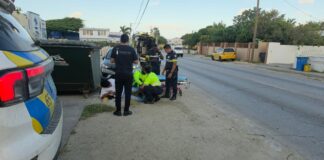 Motociclista pasando auto a perde control y a dal abao na Sero Blanco