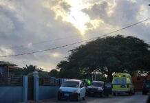 Polis y ambulans a bay pa chauffeur cu a bira malo tras di stuur na Madiki