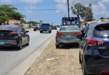 Chauffeur di un Mazda Demio no a regula su velocidad ni a mantene distancia a bay dal tras di un Kia Cerato