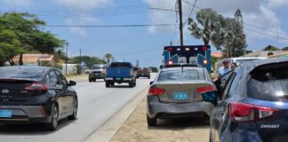 Chauffeur di un Mazda Demio no a regula su velocidad ni a mantene distancia a bay dal tras di un Kia Cerato