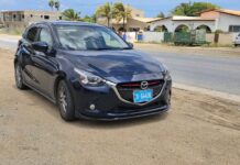 Chauffeur di un Mazda Demio no a regula su velocidad ni a mantene distancia a bay dal tras di un Kia Cerato