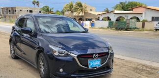 Chauffeur di un Mazda Demio no a regula su velocidad ni a mantene distancia a bay dal tras di un Kia Cerato