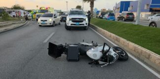 Motociclista su so cu su so a perde control y dal abao herida su mes riba E.J. “Watty” Vos Blvd.