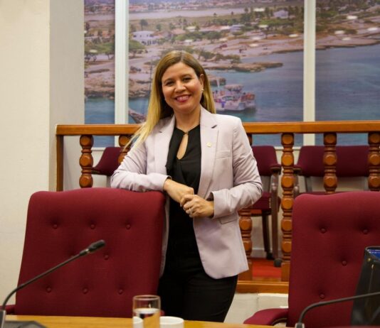 Parlamentario Jennifer Arends-Reyes ta desea studiantenan hopi exito: “Bay cu ambicion, pero corda semper di unda bo ta bin”