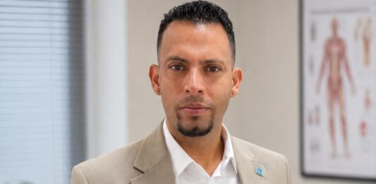 Parlamentario Dennerich Kelly: “Trece talento bek ta un paso; percura pa nan keda ta e berdadero reto”: Parlamentario ta boga pa un vision nacional di largo plaso cu ta conecta enseñansa, mercado laboral, oportunidad, regreso y retencion di talento Arubiano