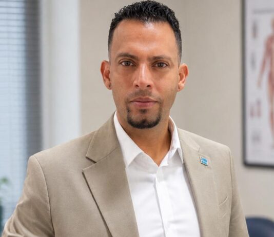 Parlamentario Dennerich Kelly: “Trece talento bek ta un paso; percura pa nan keda ta e berdadero reto”: Parlamentario ta boga pa un vision nacional di largo plaso cu ta conecta enseñansa, mercado laboral, oportunidad, regreso y retencion di talento Arubiano