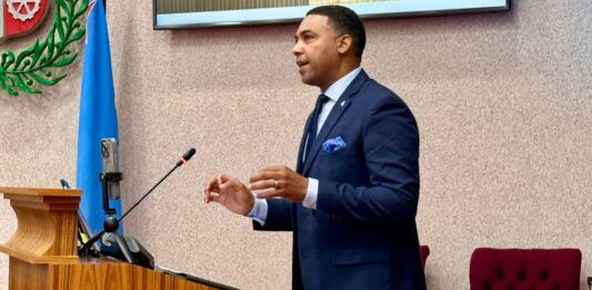 40 Aña di Status Aparte: Parlamentario Hendrik Tevreden ta cuestiona si Aruba lo fortalece su autonomia of entrega esaki