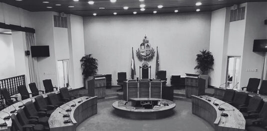 E problema real no ta e jet, sino e falta di transparencia: E discusion aki ta bay hopi mas leu cu un simpel avion: e problema fundamental ta e falta continuo di transparencia di parti di e Minister.