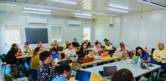 Team di Scol Basico Dornasol ricibiendo curso specialisa den autismo guia pa Hogeschool Windesheim y IPA