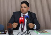 Parlamentario di AVP, John Hart: “Aruba no por sigui laga inmigracion core riba piloto automatico”