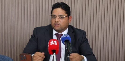 Parlamentario di AVP, John Hart: āAruba no por sigui laga inmigracion core riba piloto automaticoā