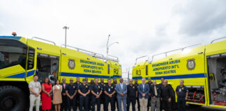 Minister Dowers a presenta dos vehiculo Aircraft Rescue Fire Fighting nobo