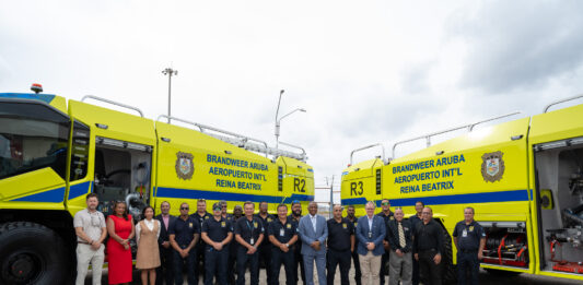 Minister Dowers a presenta dos vehiculo Aircraft Rescue Fire Fighting nobo