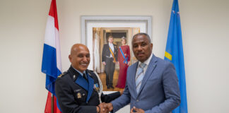 Minister Dowers a ricibi comandante nobo di Koninklijke Marechaussee Caribe