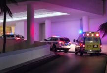 A topa cu dama turista sin bida den su camber di hotel