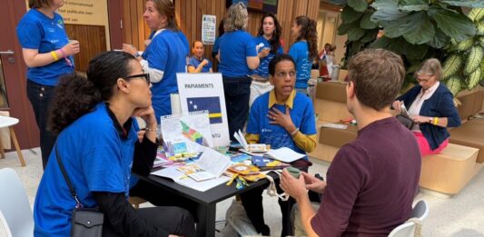 Islanan ABC bon representa durante Talen en Cultuurdag na Universiteit Leiden