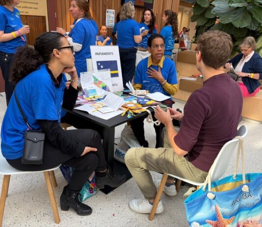 Islanan ABC bon representa durante Talen en Cultuurdag na Universiteit Leiden