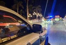 Homber crusando caminda riba zebrapad a wordo alcansa pa un Taxi