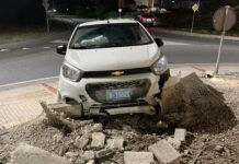 Chauffeur bou influencia ta subi cu su auto riba e rotonde di Turtuga na Eagle Beach
