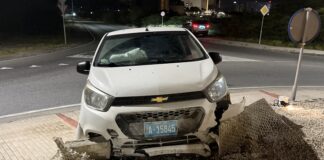 Chauffeur bou influencia ta subi cu su auto riba e rotonde di Turtuga na Eagle Beach