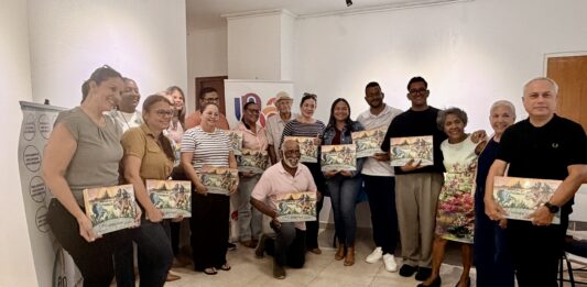 Fundacion Lanta Papiamento cu entrega di buki na e docentenan di Papiamento