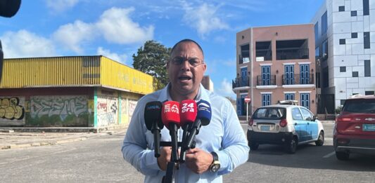 Parlamentario Eduard Pieters: āInversionista ta y kier inverti, pero ta Gobiernonan no tin curashi pa tuma decisionā