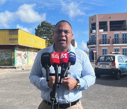 Parlamentario Eduard Pieters: āInversionista ta y kier inverti, pero ta Gobiernonan no tin curashi pa tuma decisionā